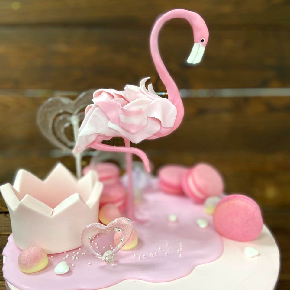 Кремовый торт с фигуркой фламинго